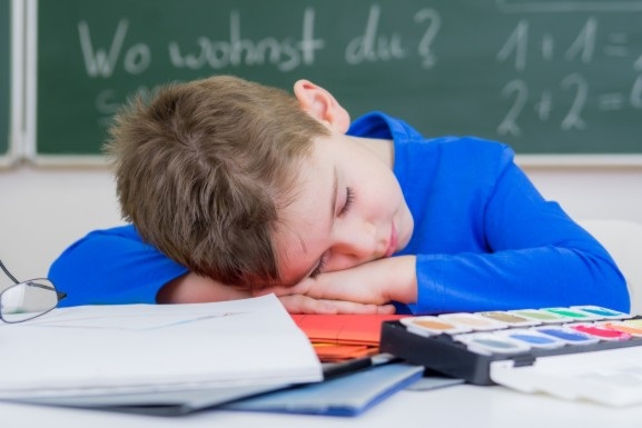 a qué hora deben acostarse los niños para ir a la escuela