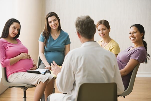 grupo de embarazadas guidas por un terapeuta