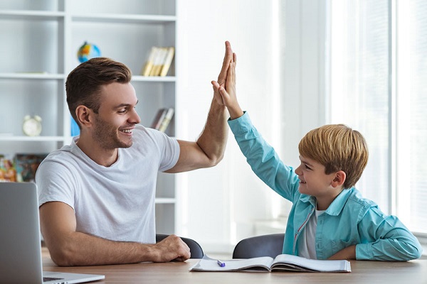 los padres deben preguntar a sus hijos sobre las tareas