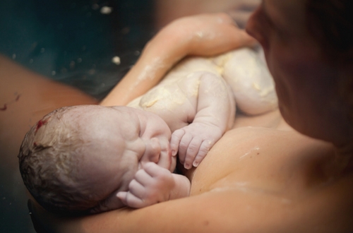 beneficios del parto en agua para el beb
