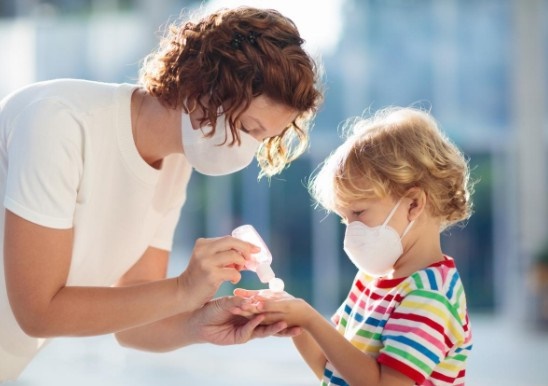 lavarse las manos y usar gel antibacterial